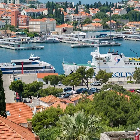 In Port With Sea View Apartman